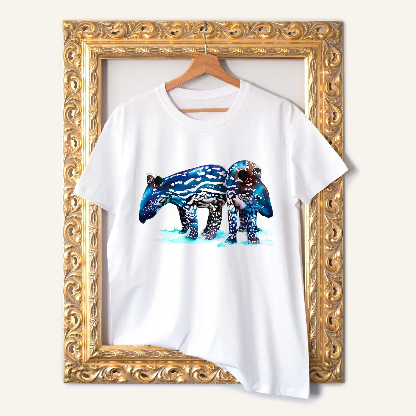 Бяла тениска с акварелна щампа на бебета тапири